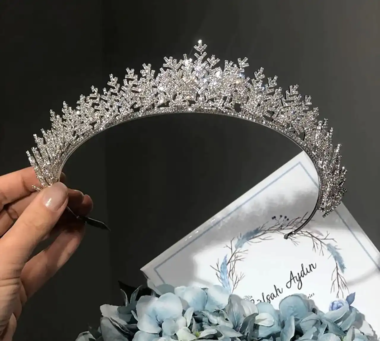 تاج عروس ظریف جدید با طرح عاشقانه برای استایل خاص روز عروسی که عاشقش میشید