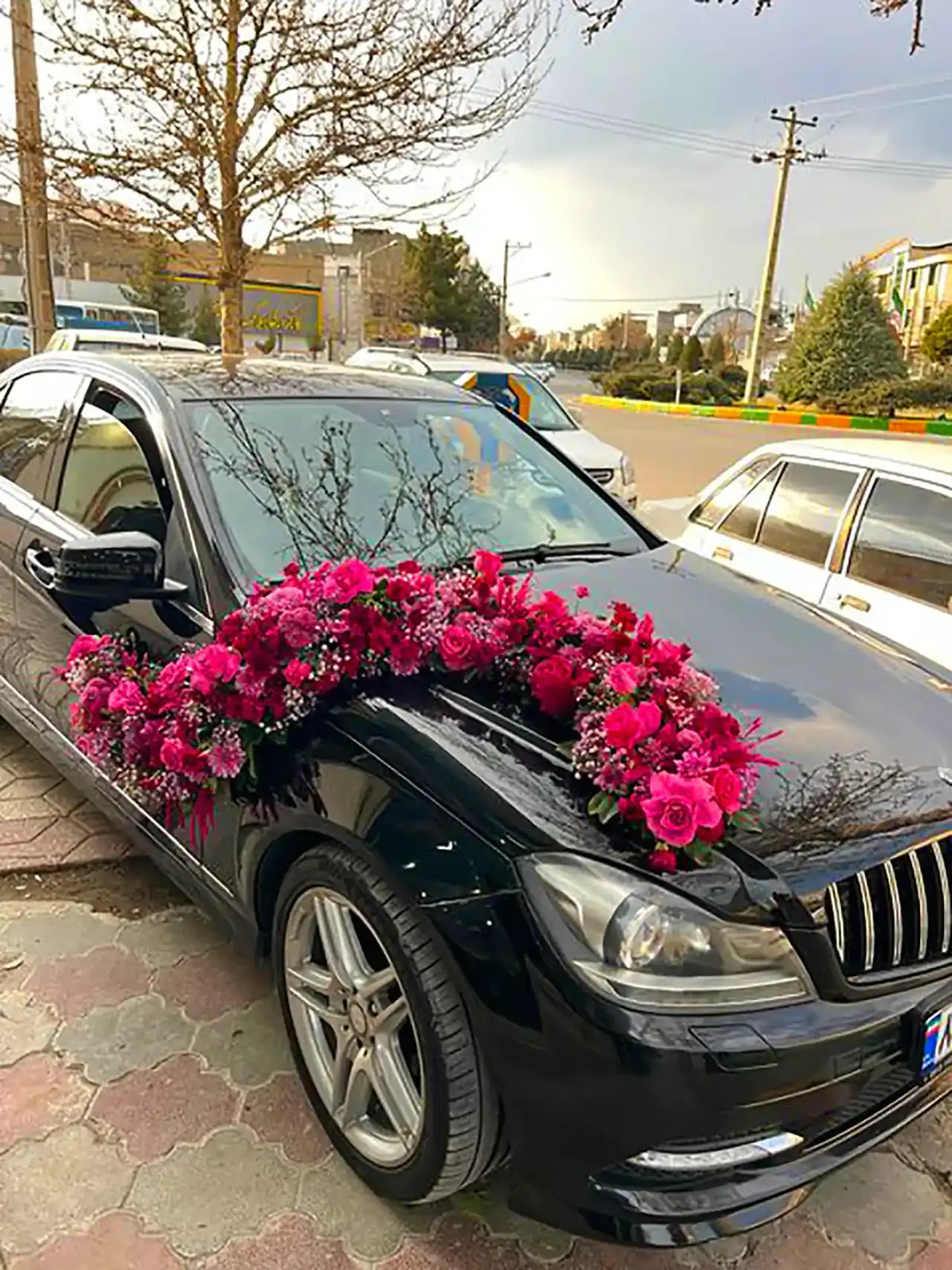 تزیین ماشین عروس با گل داوودی نمادی از عشق و وفاداری با دیزاینی متفاوت و رویایی