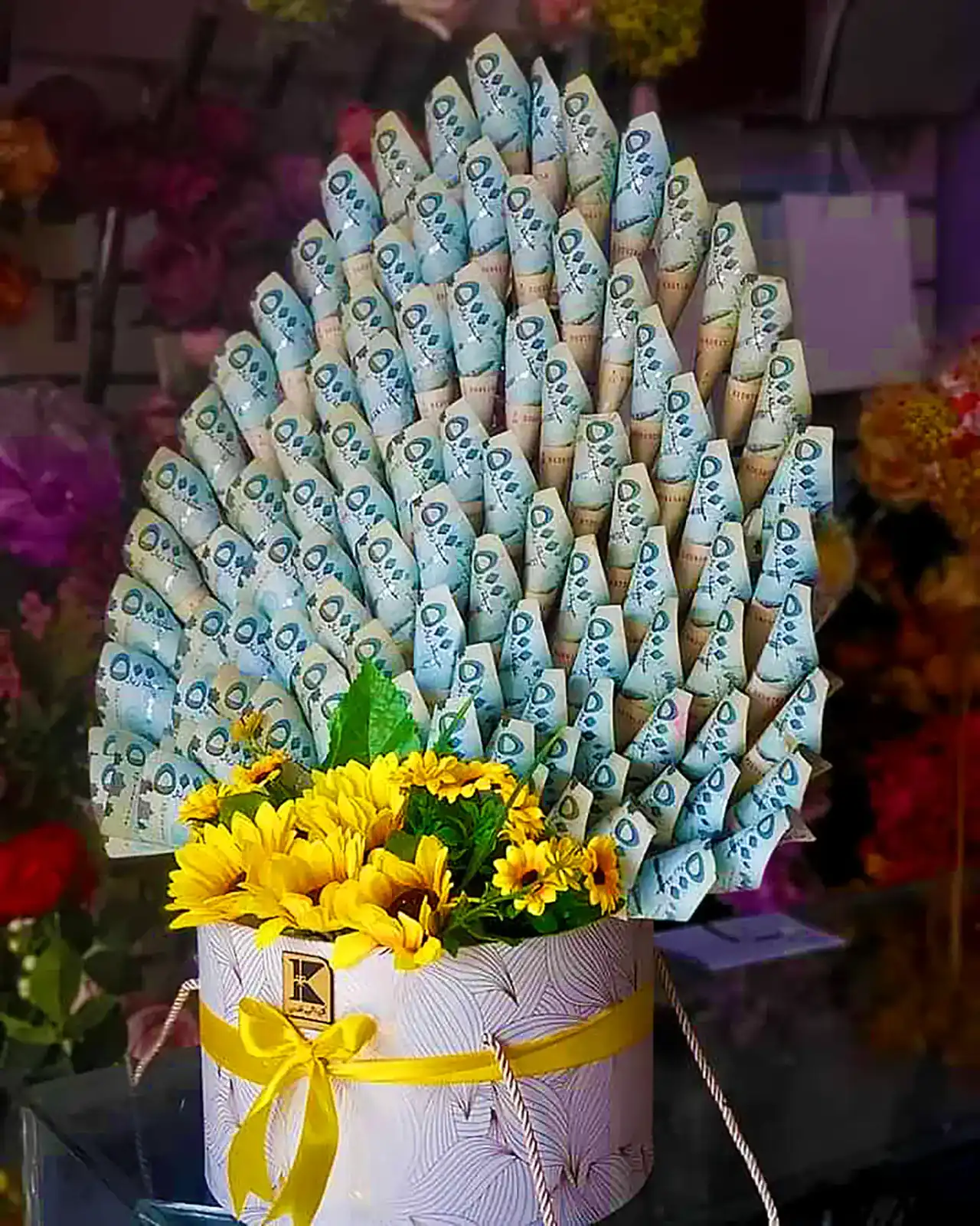 تزیین پول قیفی + روش های ساده و بسیار خلاقانه برای تزیین کردن پول به صورت قیف با گل های طبیعی