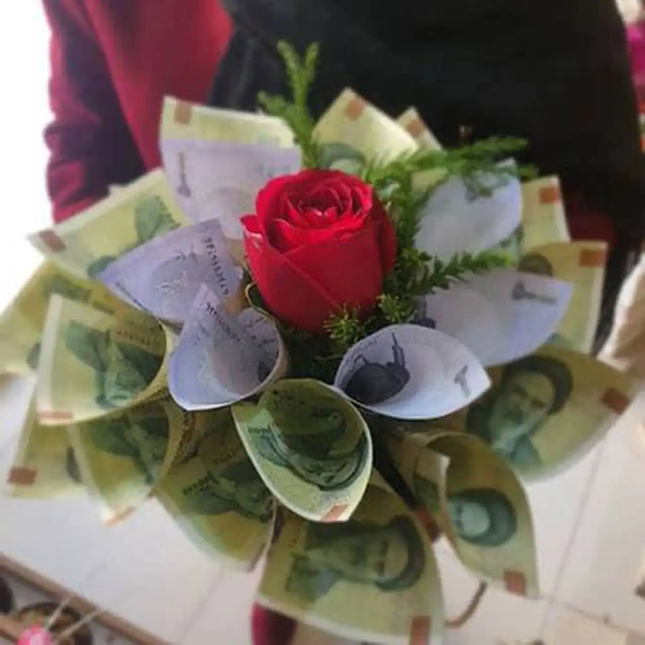 تزیین پول قیفی + روش های ساده و بسیار خلاقانه برای تزیین کردن پول به صورت قیف با گل های طبیعی