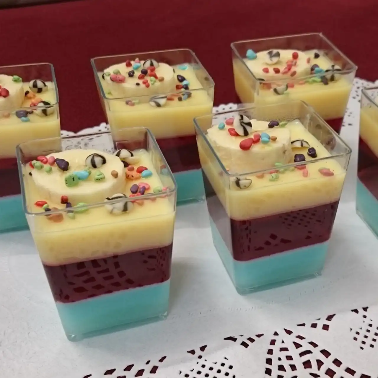 ژله تک نفره برای پذیرایی دسری شیک و اسان انتخابی ایده آل برای مهمانی های خاص 