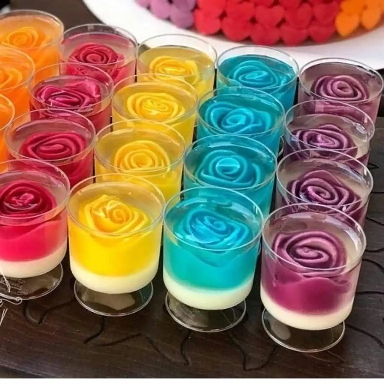 ژله تک نفره برای پذیرایی دسری شیک و اسان انتخابی ایده آل برای مهمانی های خاص 