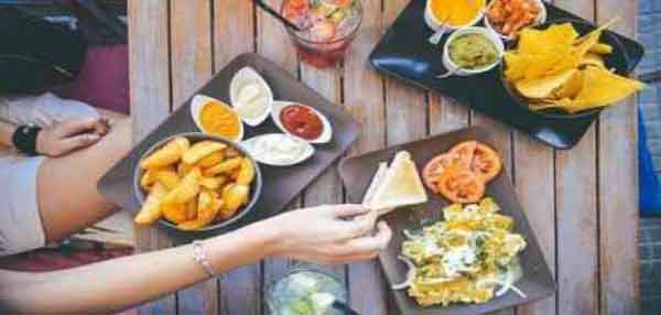 تعبیر خواب مهمانی رفتن دختر مجرد و مهمانی رفتن بدون دعوت و مهمان داشتن و غذا دادن